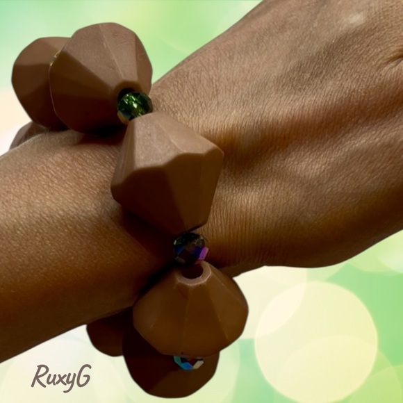 593. Brown Geometric Beaded Bracelet with gold and green accents - Picture 4 of 6